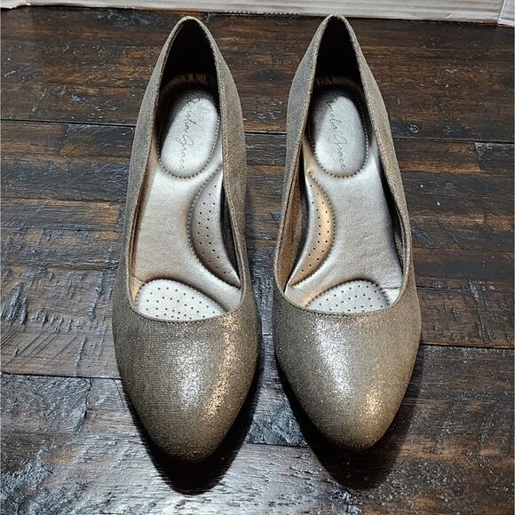 Amelia Grace silver metallic round toe kitten heels Women's size 9 - Picture 1 of 9